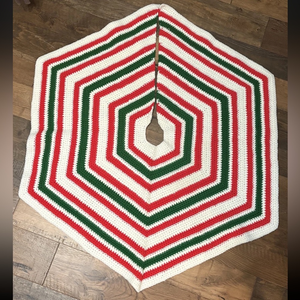 Vintage Crochet Christmas Tree Skirt Red Green & White 44” hexagon shape cl